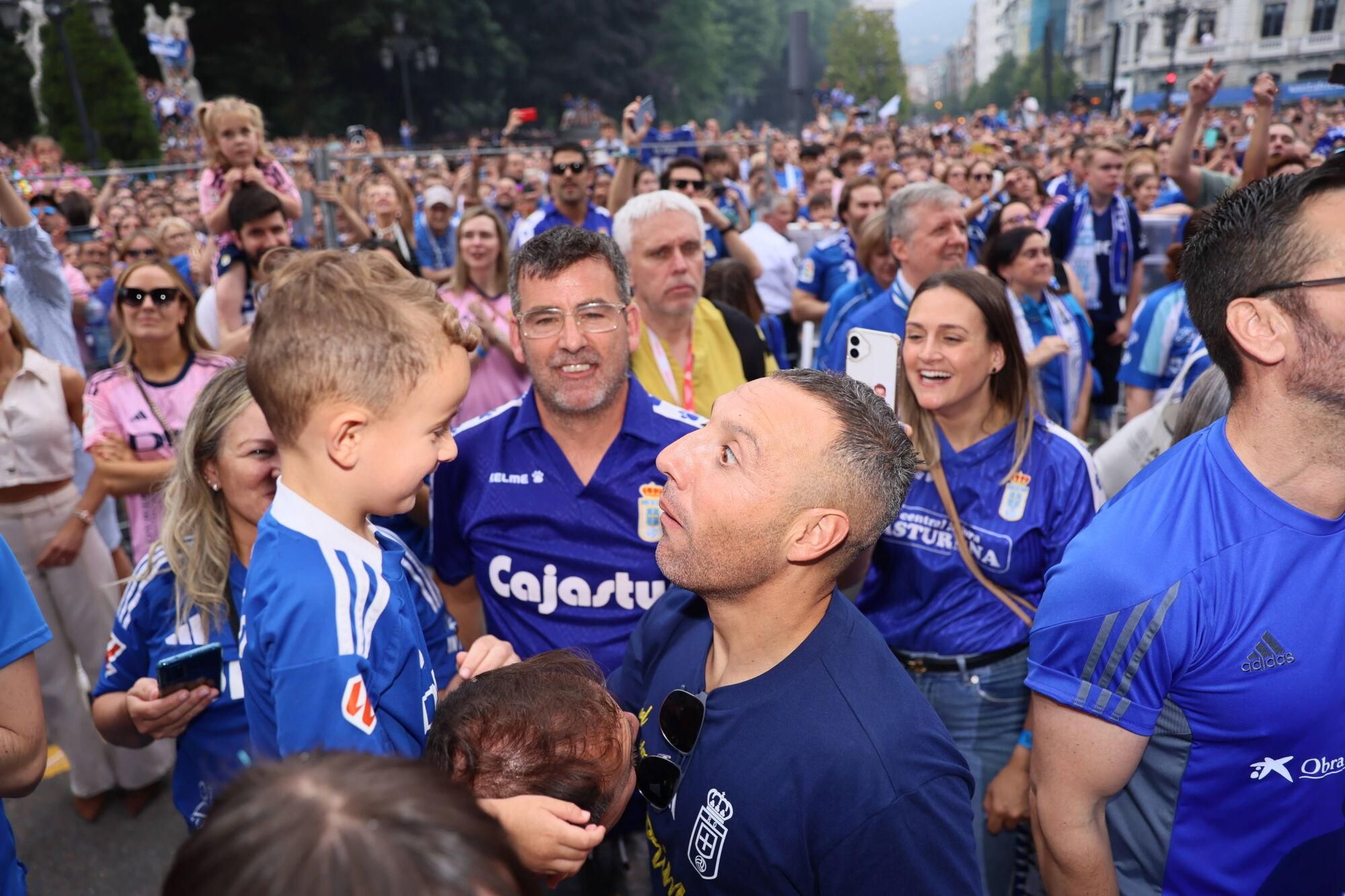 Locura azul en las calles de Oviedo para celebrar el ascenso del equipo a Primera División