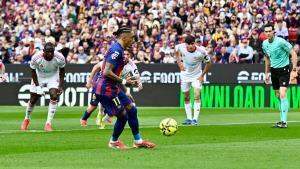 Raphinha dispara y anota uno de los dos penaltis ejecutados ante el Sevilla.
