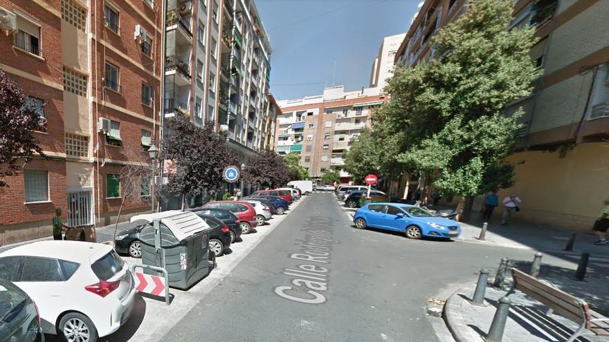 Calle Rodrigo de Pertegás, lugar donde falleció la mujer con síntomas de coronavirus en València.