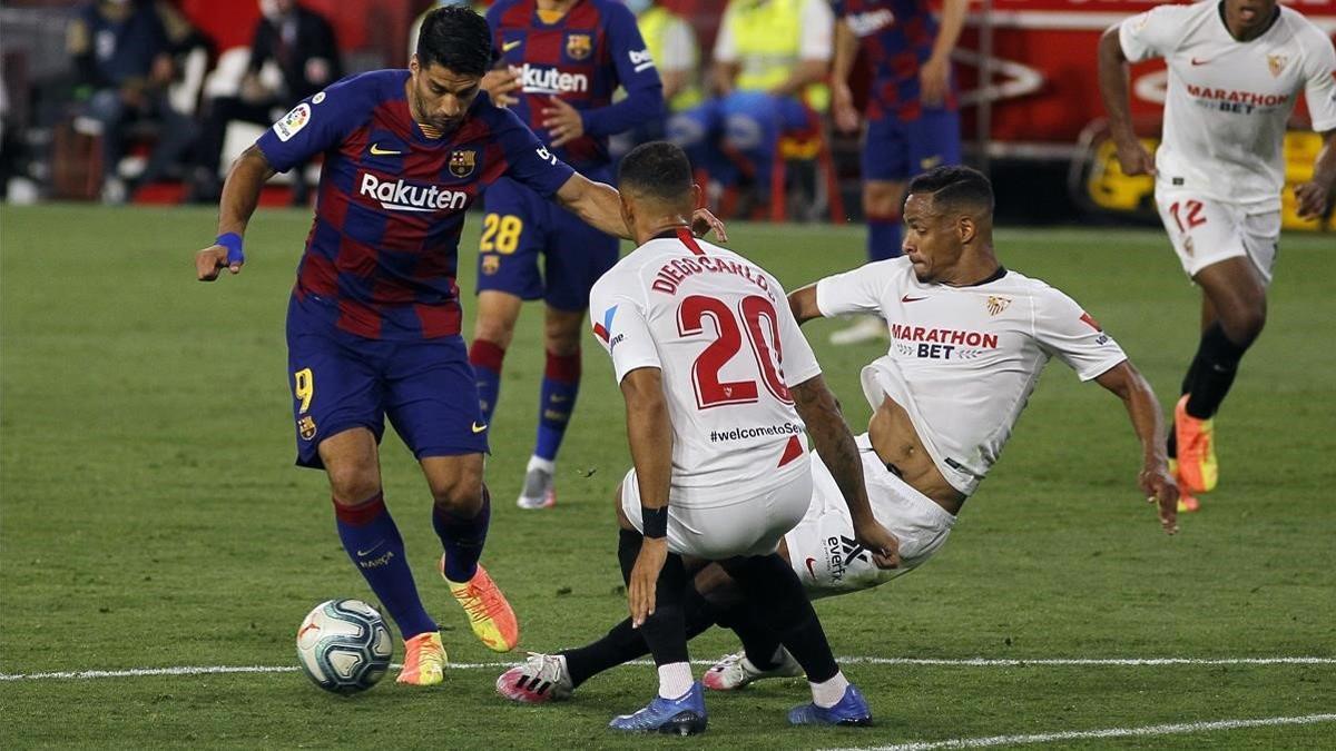 Luis Suárez se enfrenta a Diego Carlos y Fernando en el Sevilla-Barça del viernes.