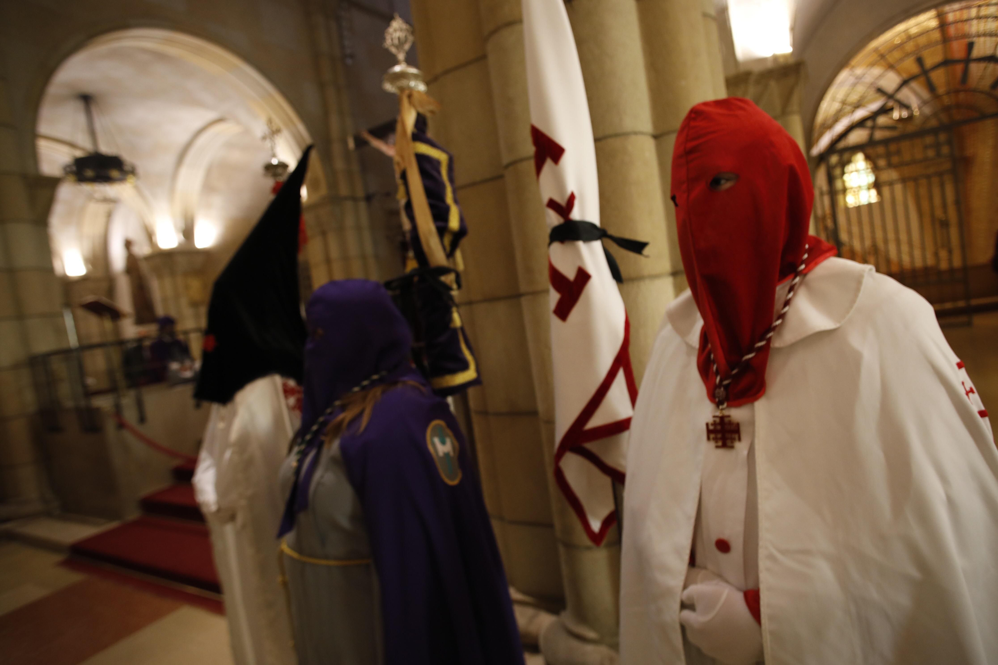 Celebración del Vía Crucis en la iglesia de San Pedro en Viernes Santo