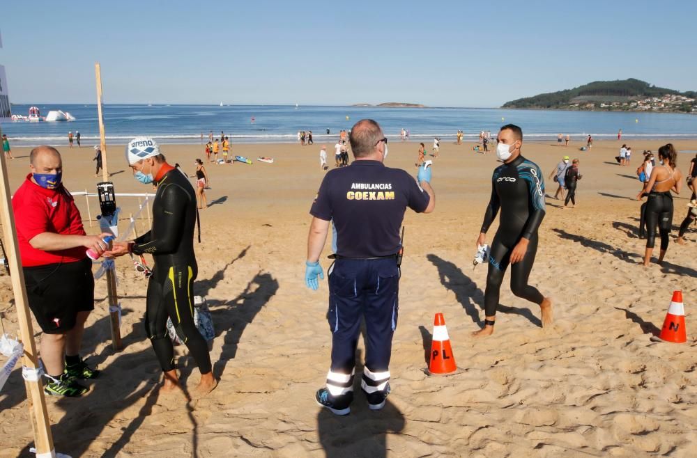 400 nadadores desafían a las aguas de Praia América. // Alba Villar