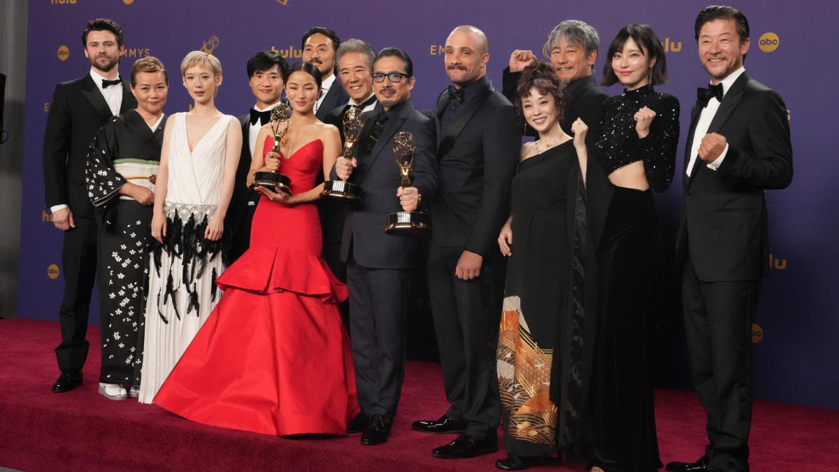 Los ganadores de los premios Emmy 2024. El equipo y elenco de Shogun recogen el Emmy a mejor serie dramática (Shogun)