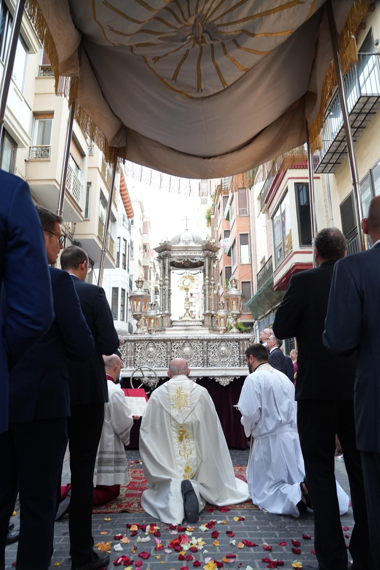 Castelló recibe con honores al Santísimo en la procesión del Corpus Christi