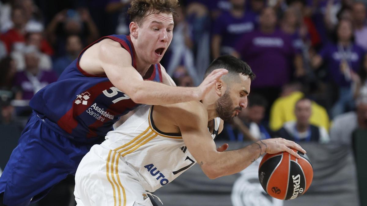 Campazzo, ante Jokubaitis, en un ajugada del Real Madrid - Barcelona.