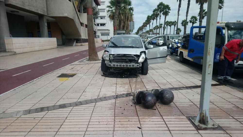 El conductor de un coche pierde el control en la Avenida Marítima