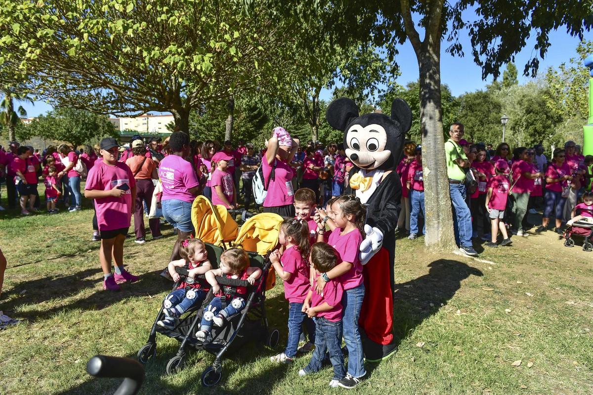 Imágenes de la marcha rosa contra el cáncer de mama en Plasencia