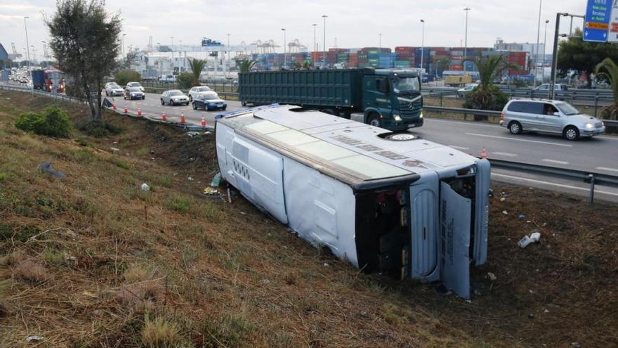 24 heridos al volcar un autocar en Barcelona