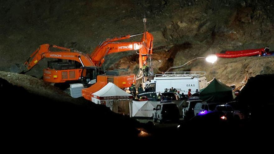 Los equipos de rescate en el túnel de Totalán