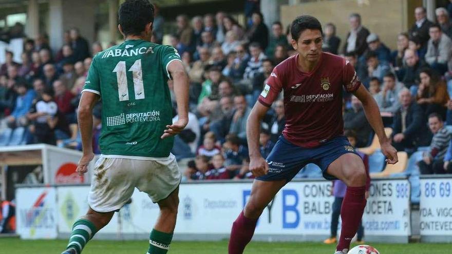 David Castro conduce el balón ante la presión de un rival del Rácing de Ferrol. // Rafa Vázquez