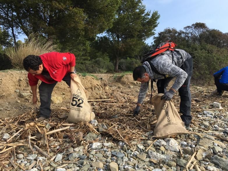 Els voluntaris de Platges Netes en plena feina