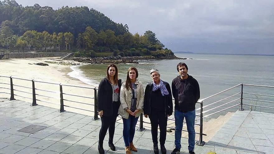 Responsables del BNG de Marín ante la playa de Portocelo. // S.A.