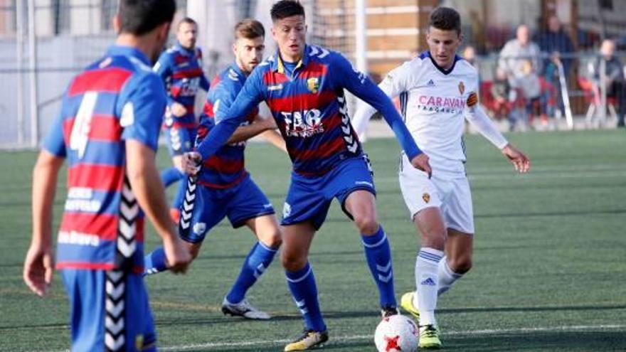 Leo Ramírez lluita amb un jugador de l&#039;Aragó en el duel de la primera volta.