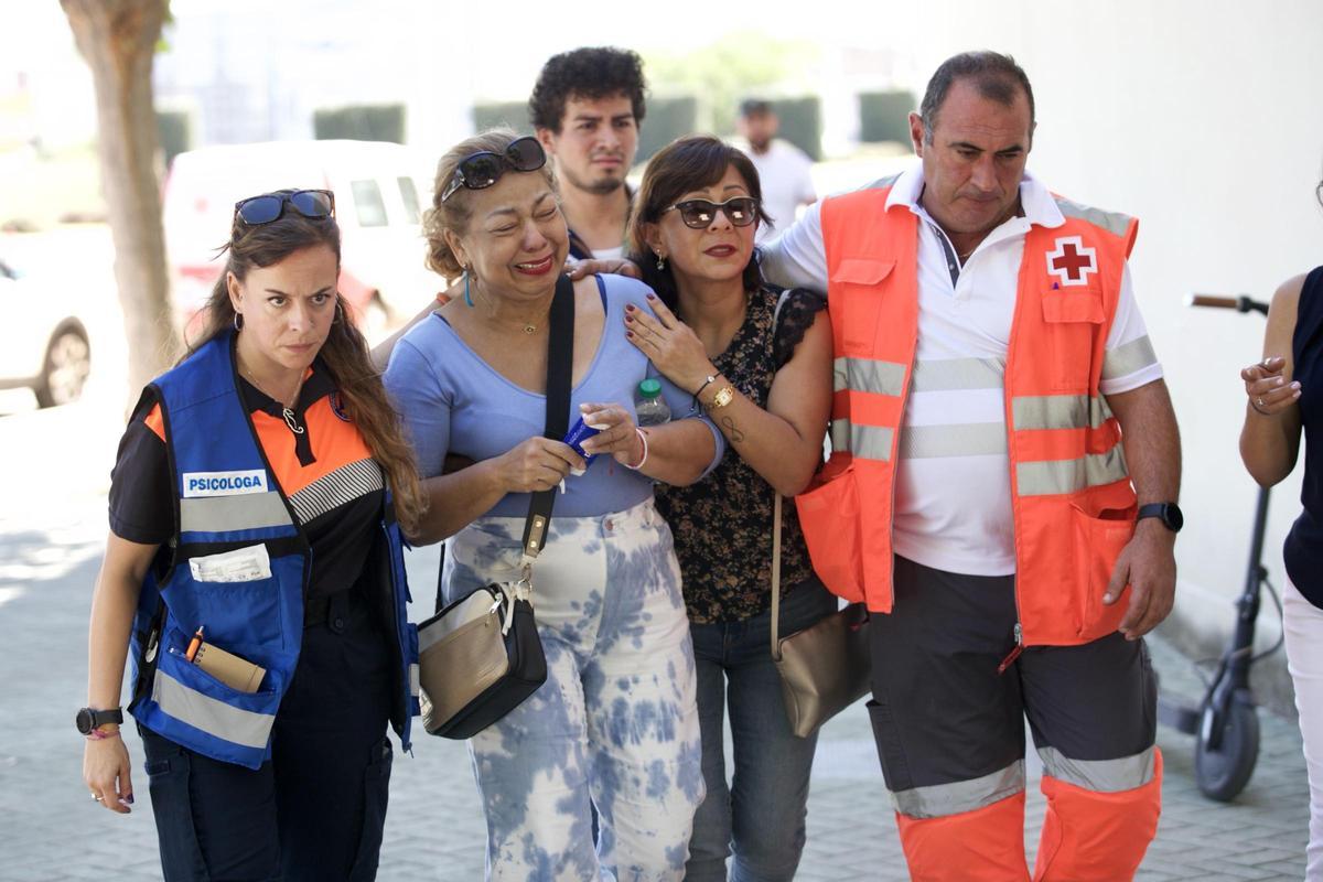 Psicólogos y voluntarios de Cruz Roja  acompañaron a los familiares de las  víctimas a su llegada al Palacio de los  Deportes de Murcia.