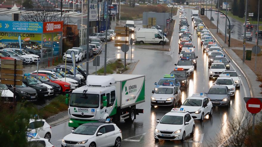 Las autoescuelas de Córdoba marchan en caravana en demanda de más exámenes