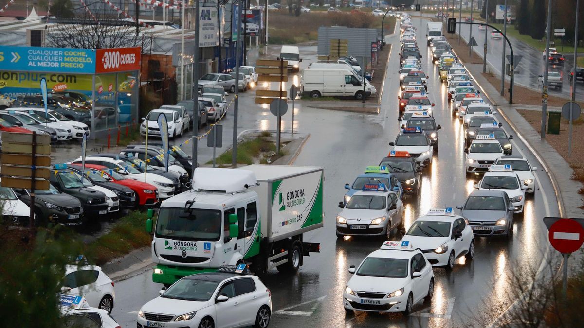 Las autoescuelas de Córdoba protestan para conseguir más exámenes