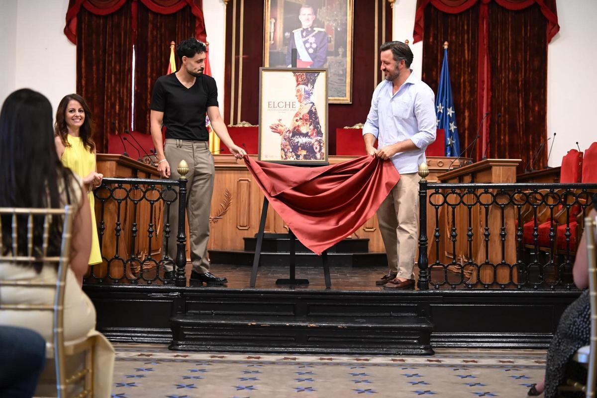El artista Pablo Vidal desvela el cartel junto al alcalde, Pablo Ruz