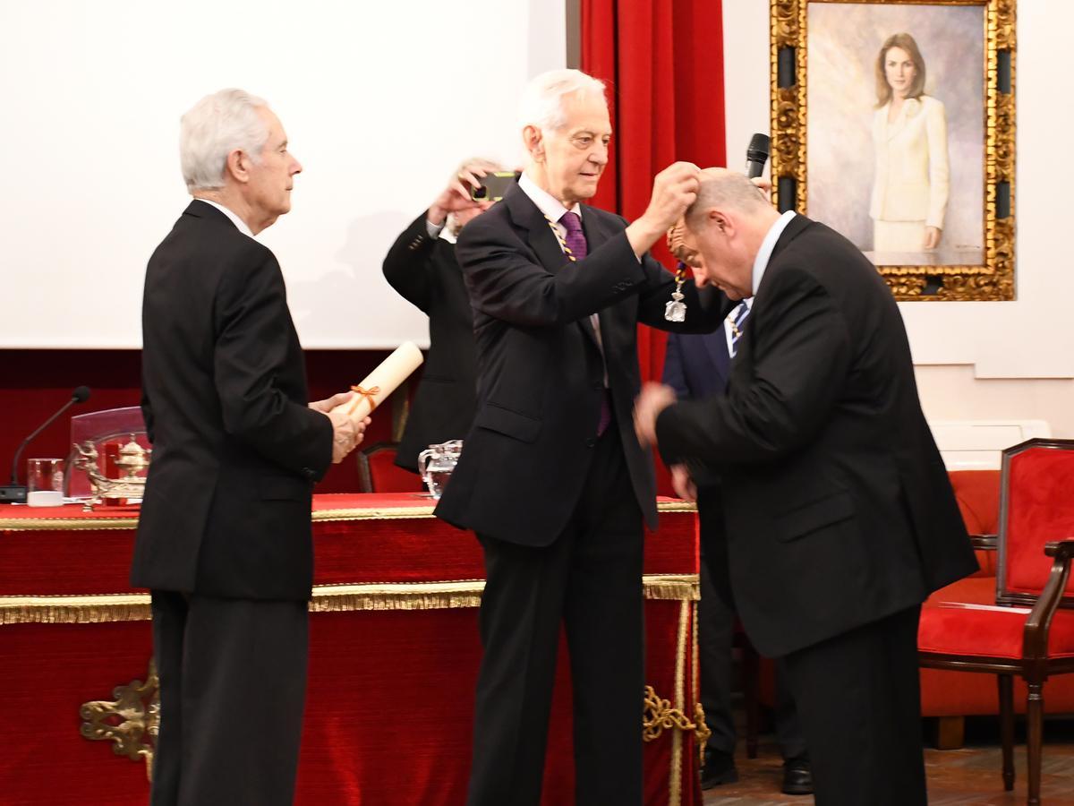 Rafael de Cabo recibe la medalla durante su nombramiento.