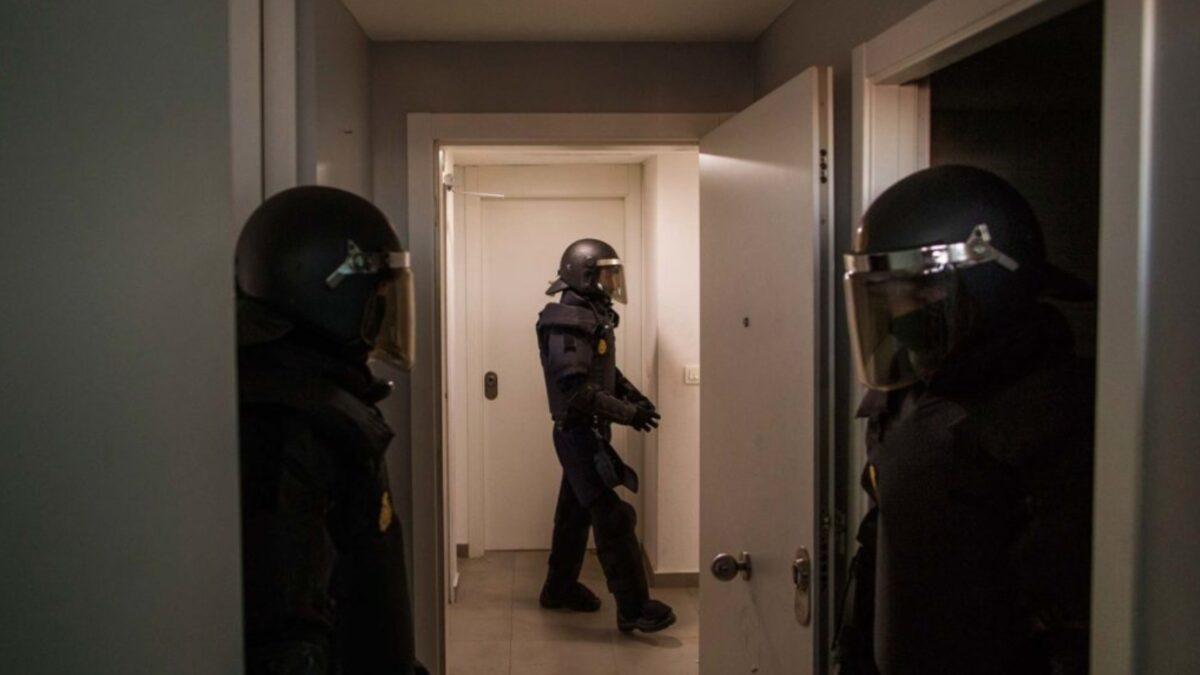 La también heredera del inmueble se vio en la obligación de desalojar forzosamente a su hermano