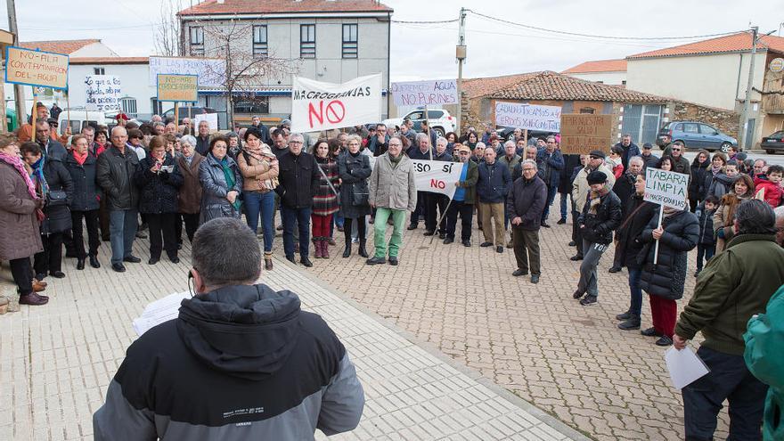 Manifestación anterior de vecinos en Pozuelo de Tábara contra las macrogranjas
