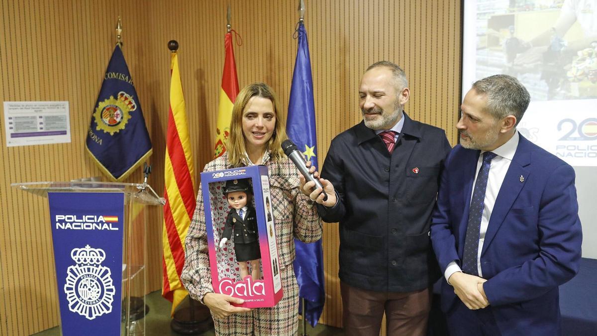 Presenten a Girona la primera nina policia nacional