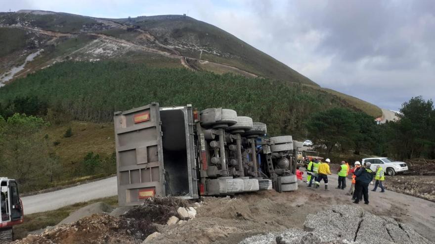 Herido un trabajador al volcar su camión cuando transportada materiales a un parque eólico en Tineo