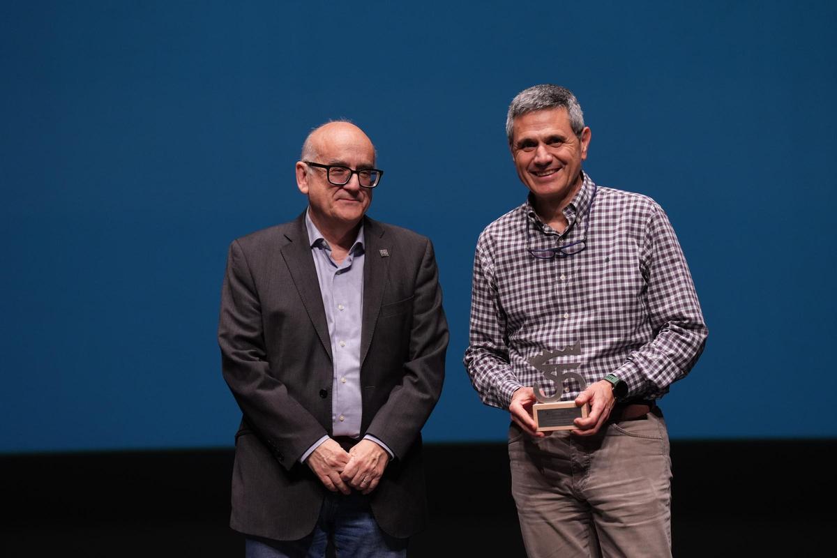 El director de Transformación y Desarrollo Organizacional de UBE, Raül Sangròs, recogió el reconocimiento de la Universitat Jaume I.