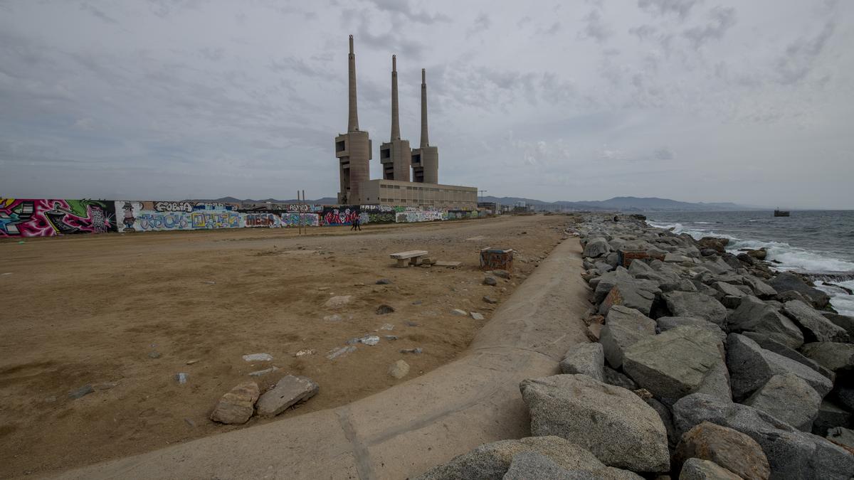 La central térmica clausurada de las Tres Xemeneies, vista desde la playa de Sant Adrià de Besòs.