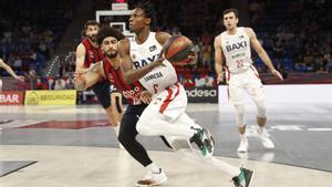 El escolta senegalés del Baxi Manresa Brancou Badio intenta escaparse de Markus Howard.