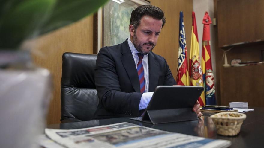 El alcalde de Elche, Pablo Ruz, en su despacho de Alcaldía, en una imagen reciente. | ANTONIO AMORÓS