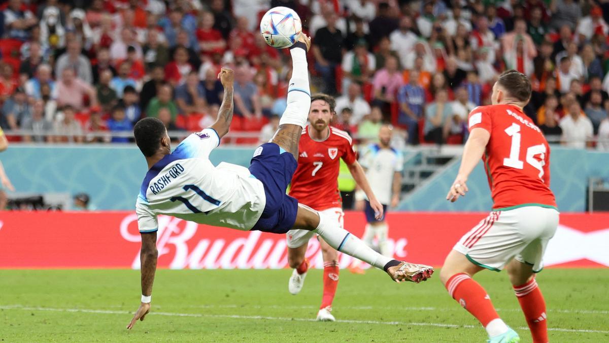 Fallida chilena de Rashford en el primer tiempo del Gales-Inglaterra.