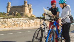 Una pareja de cicloturistas en Manzanares El Real, punto de llegada y salida de una de las etapas del Gran Tour