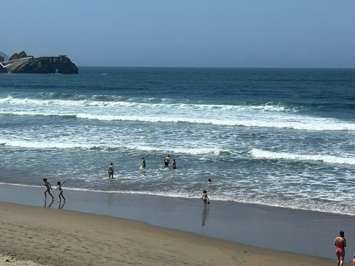 Usuarios de la playa de Salinas en la orilla.
