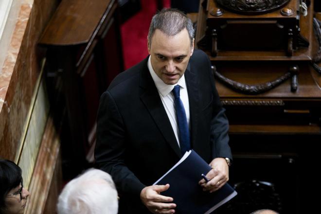 Dimite el jefe de ministros de Milei acorralado por los escándalos de corrupción