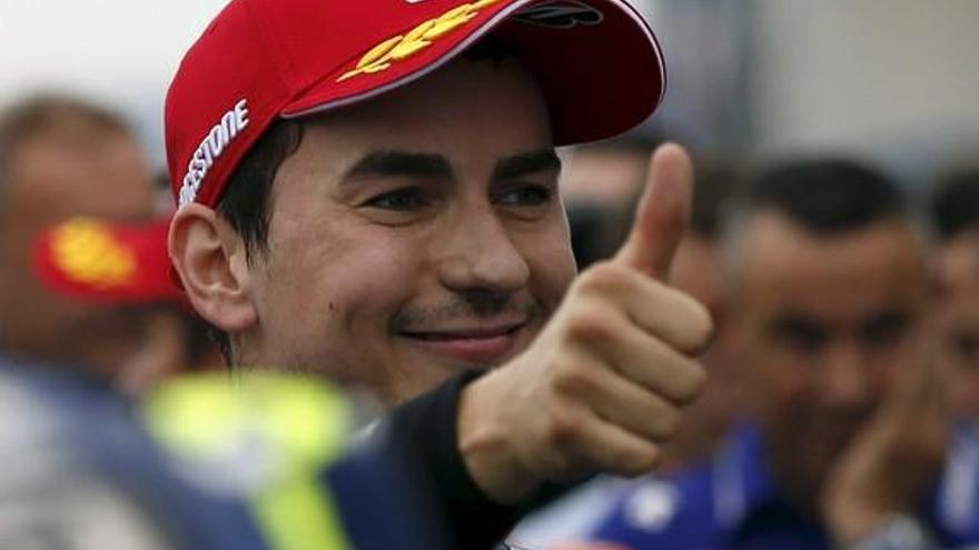 Lorenzo responde con otra &#039;pole&#039; al ataque de Rossi