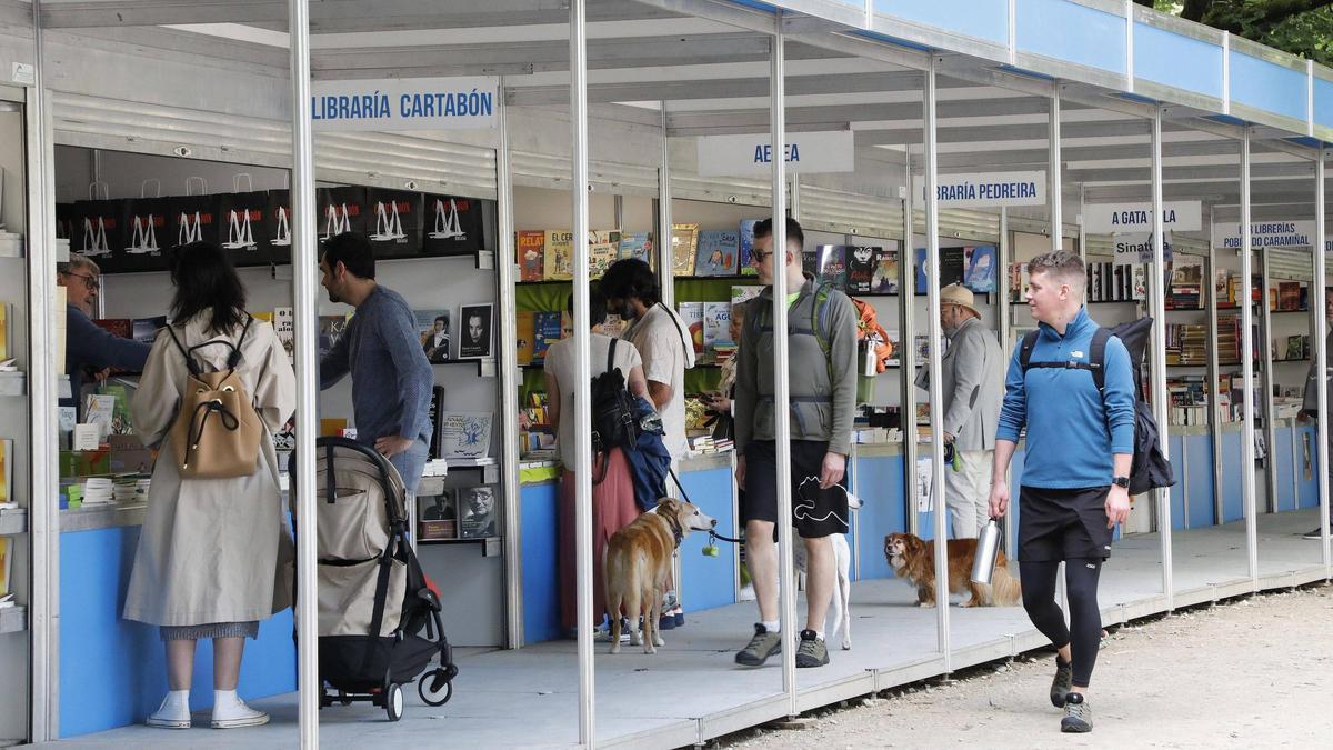 Puestos de la Feria del Libro de Santiago el pasado año