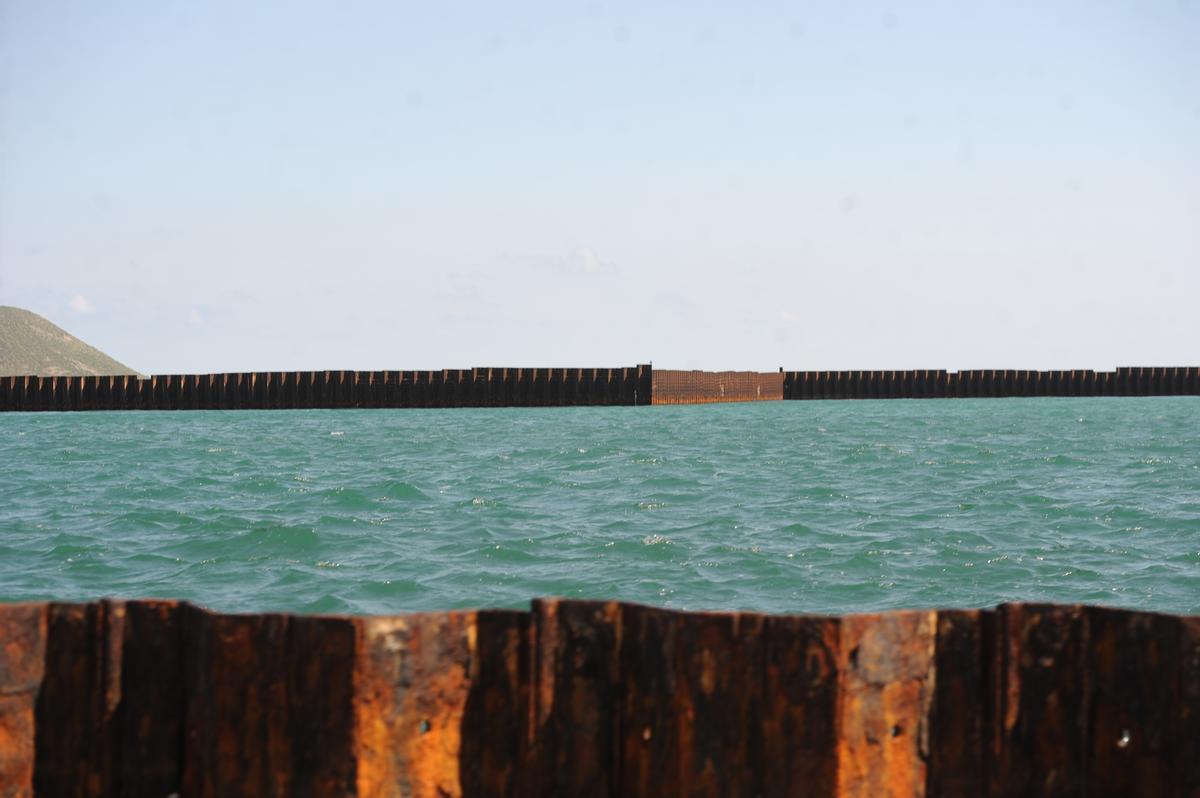 El esqueleto de la dársena del puerto deportivo que la promotora Puerto Mayor planteó junto a la caleta del Estacio.