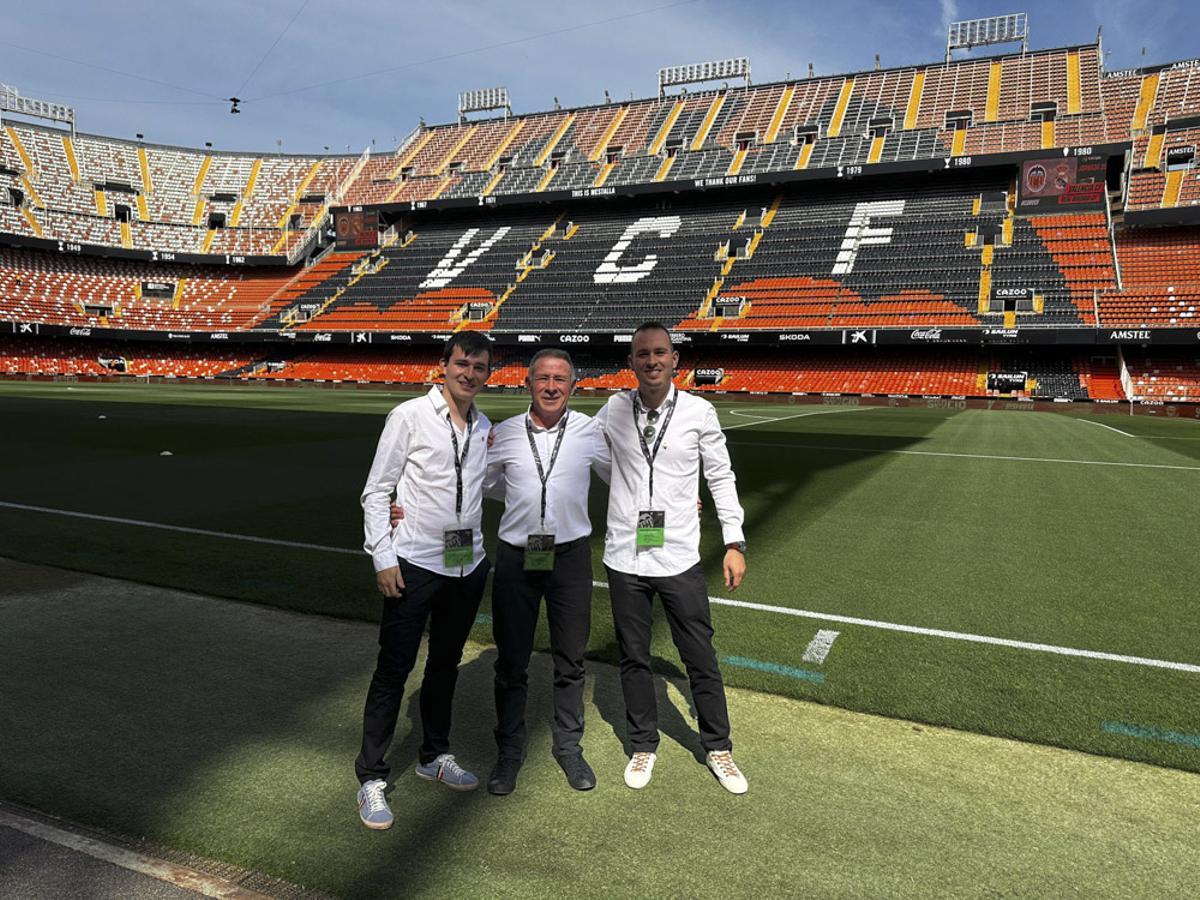 El Grup de Dolçaines de la Vall de Segó emocinó en Mestalla al inicio del Valencia CF- Real Madrid