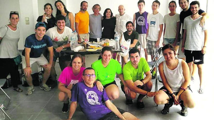 Foto de familia de los colaboradores del proyecto de &quot;Refugiados en red&quot;, en el que participan tres asturianos.