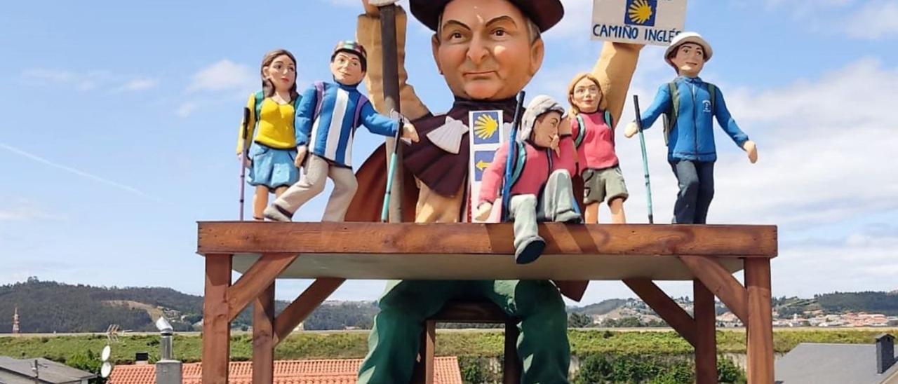 Imagen de las figuras de la falla de David Romero en Almeiras. En grande, imagen del alcalde.   | // LA OPINIÓN