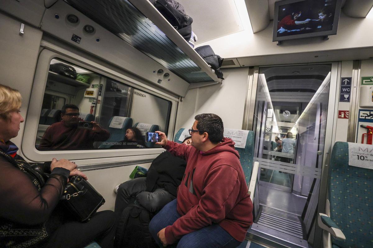 Un viajero en un tren de alta velocidad