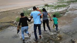 zentauroepp48256927 ciudad juarez  mexico   may 20  migrants hold hands as they 190521192330