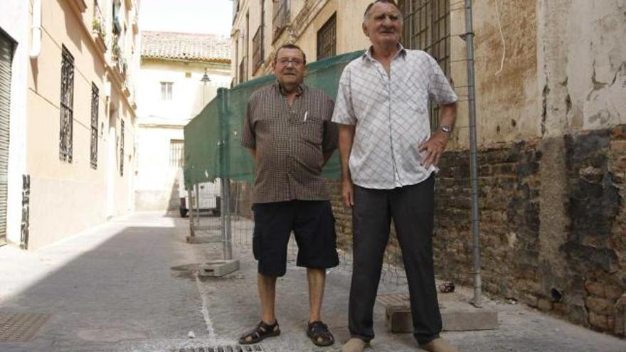 José Ramírez (izquierda) y Salvador Alarcón, al final de la calle Ana Bernal.