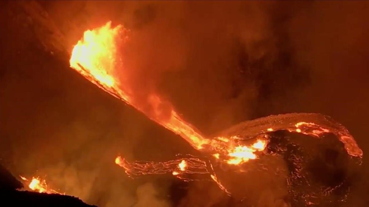 Lava erupts from Kilauea volcano in Hawaii  U S  December 21  2020 in this still image taken from social media video   United States Geological Survey (USGS)  via REUTERS THIS IMAGE HAS BEEN SUPPLIED BY A THIRD PARTY  MANDATORY CREDIT  NO RESALES  NO ARCHIVES