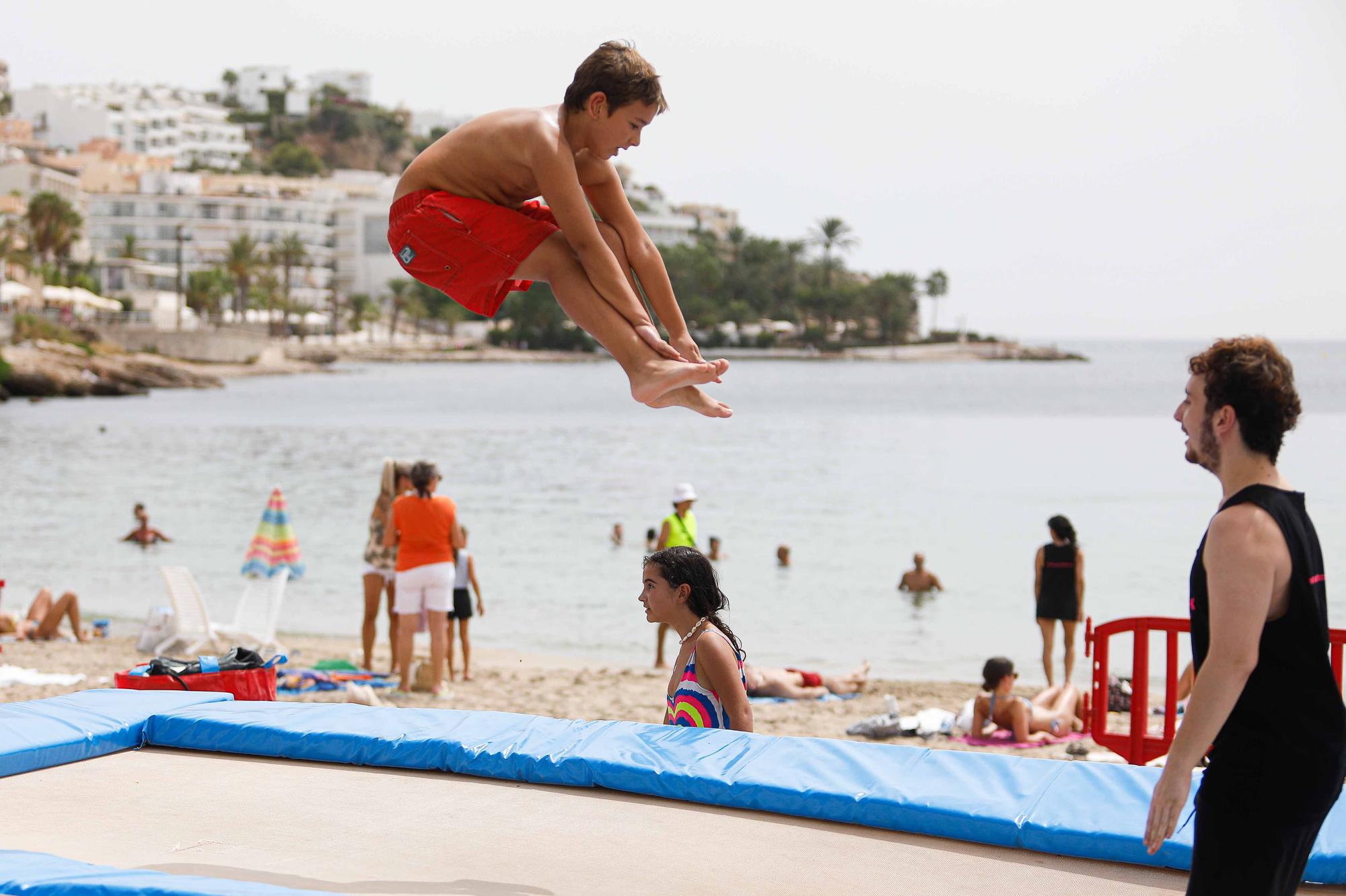 Un día de acrobacias y juegos junto al mar en Ibiza