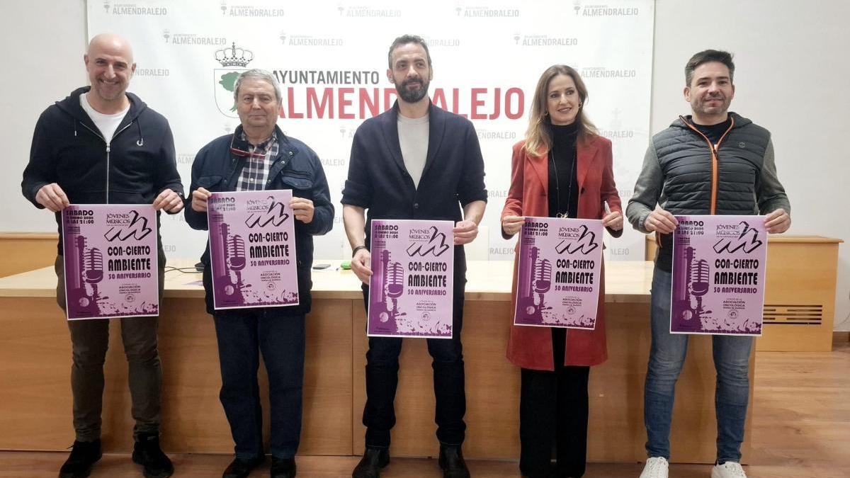 Presentación del concierto en el salón de plenos del ayuntamiento de Almendralejo.