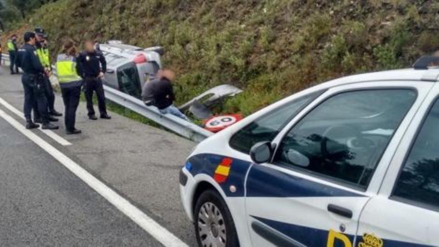 Veuen la policia, no s&#039;aturen perquè van beguts i bolquen amb el cotxe a la Jonquera