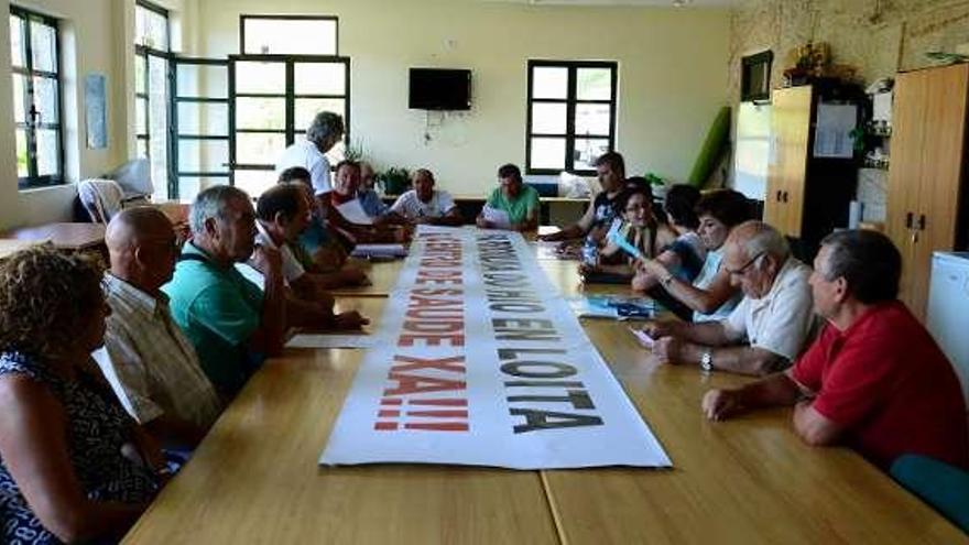 Una reunión de los colectivos de vecinos de O Hío.  // G.N