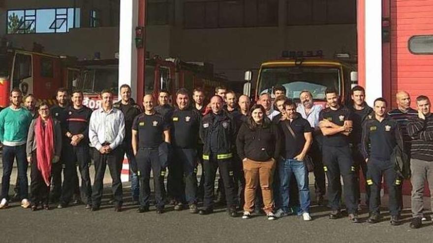 Asistentes a la jornada formativa desarrollada en el parque intercomarcal de bomberos. // Bomberos