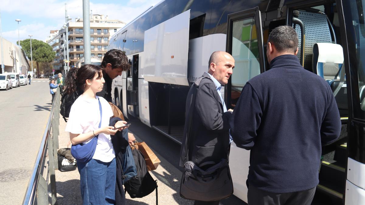 Diversos passatgers que havien d'anar amb AVE a Barcelona agafen el bus que ha ofert Renfe a causa de la incidència de circulació